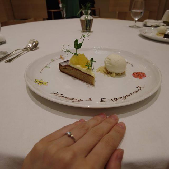 【Flowaves(フロウェーブス)の口コミ】 石が3つついているのに、華奢なデザインで、派手になりすぎず、地味でもな…