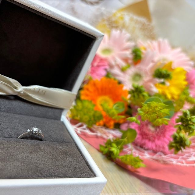 【Flowaves(フロウェーブス)の口コミ】 石が3つついているのに、華奢なデザインで、派手になりすぎず、地味でもな…