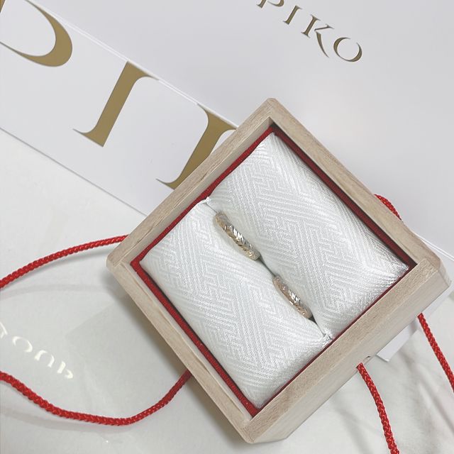 【TOMOE(トモエ)の口コミ】 価格は少し高めですが、彫りがとで綺麗な指輪です。カラーも二層になって…