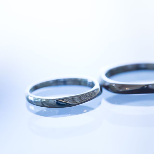 【AFFLUX(アフラックス)の口コミ】 斜めにカットされたようなデザイン。メンズばカットされた部分がつや消し…