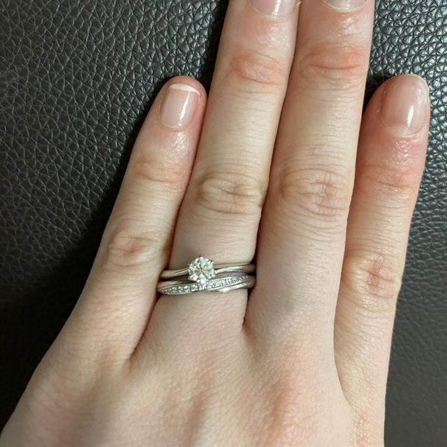 【エクセルコダイヤモンド(EXELCO DIAMOND)の口コミ】 セットリングで婚約指輪はシンプルな一石のデザインにし、普段使いの結婚…
