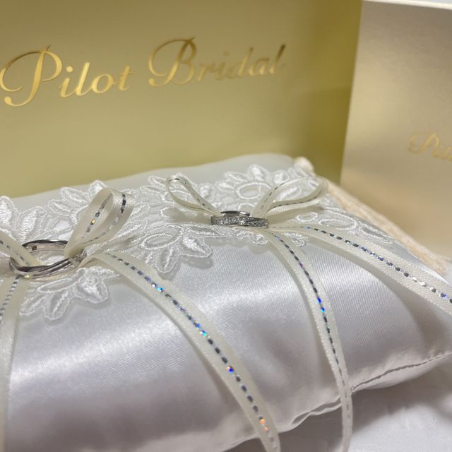 【PILOT BRIDAL(パイロットブライダル)の口コミ】 他では見かけない三重のダイヤのラインが本当に綺麗です。ダイヤがたくさ…