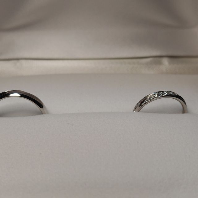 【PILOT BRIDAL(パイロットブライダル)の口コミ】 まず気に入ったのは、指輪のデザインです。
うねりのある形状に2本のライ…