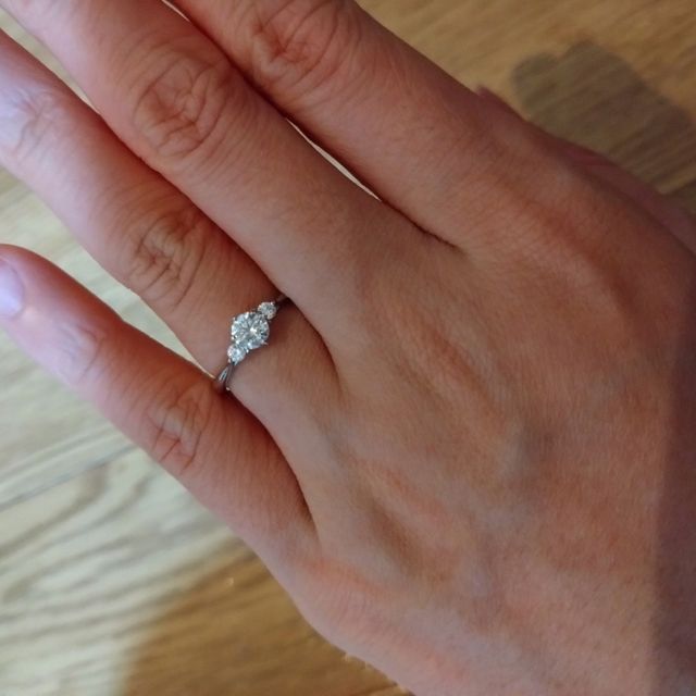 【ラザール ダイヤモンド(LAZARE DIAMOND)の口コミ】 華奢なデザインで折れないか気になりましたが、特殊な合金になっているそ…