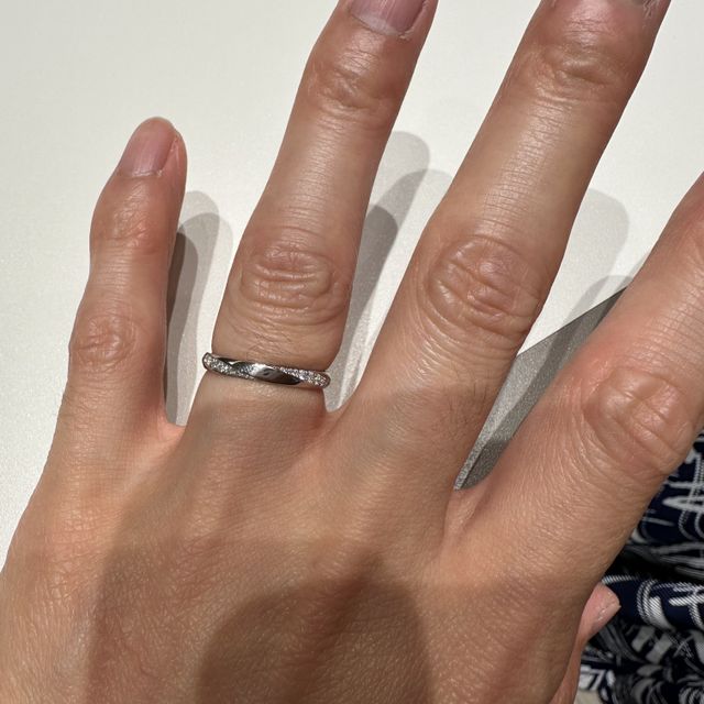 【ラザール ダイヤモンド(LAZARE DIAMOND)の口コミ】 指輪のデザインが斜めカットタイプでダイヤモンドが入っていることです。…