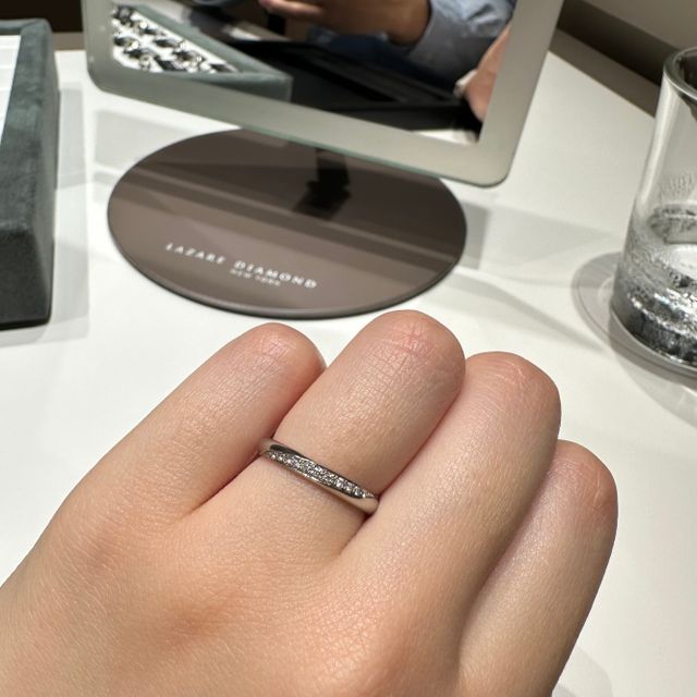 【ラザール ダイヤモンド(LAZARE DIAMOND)の口コミ】 洗練されたデザインの指輪が多いように感じます。自分はシンプルなデザイ…
