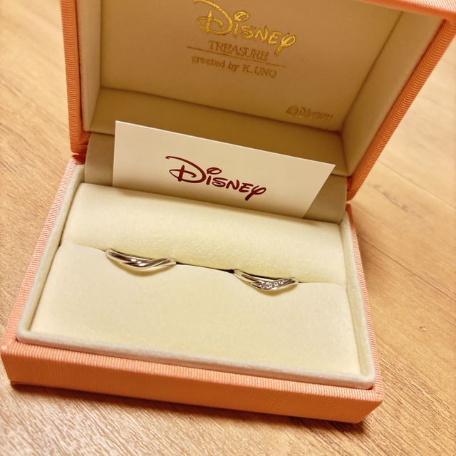 【ケイウノ ブライダル(K.UNO BRIDAL)の口コミ】 もともとのディズニーデザインのリングに彼と相談してオリジナルで内側に…