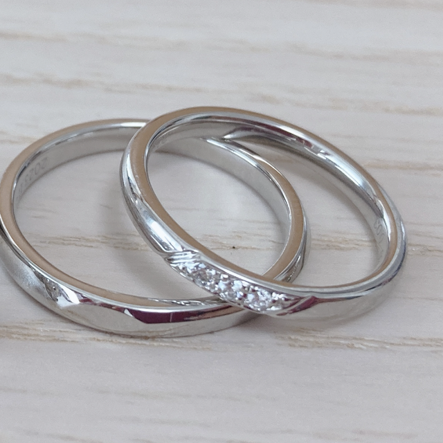 【TOMOE(トモエ)の口コミ】 細身のリング幅で日常使いしやすい。ザ・結婚指輪であるシルバーの指輪。…