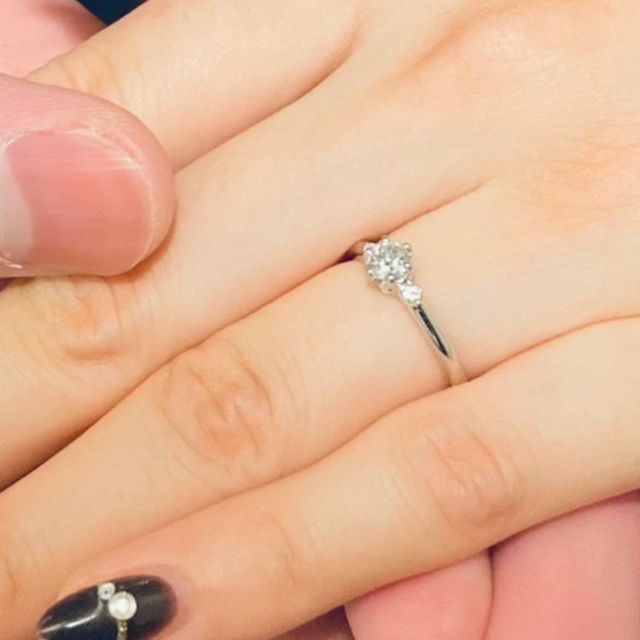 【Foulason(フレゾン)の口コミ】 太すぎず細すぎないリング幅、ダイヤが3粒デザインになっていることでシン…