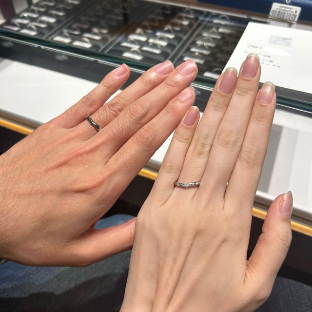 【エクセルコダイヤモンド(EXELCO DIAMOND)の口コミ】 他のブランドにはなかなかないデザインです。遠目から見ると普通のリング…