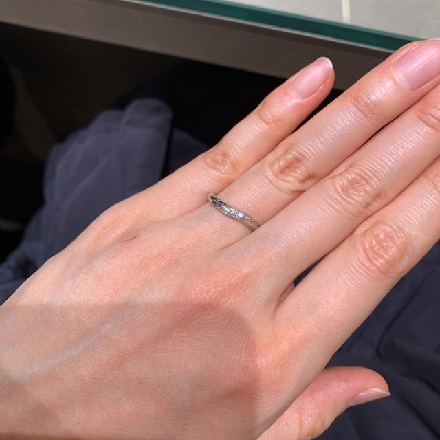 【アイプリモ(I-PRIMO)の口コミ】 指が細く長く見えるウェーブ型が気に入りました。石が5つのものもありまし…