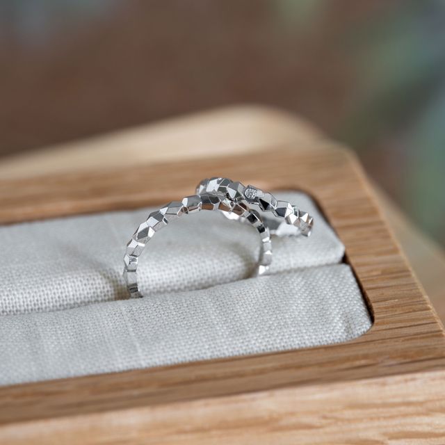 【Cayof(カヨフ)の口コミ】 小さな石が繋がったようなデザインの指輪に一目惚れして2人で決めました。…