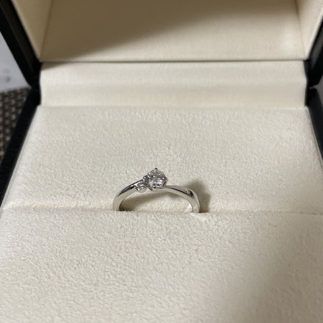 【ECTURO(エクトゥーロ)の口コミ】 ダイヤモンドに小さいダイヤが寄り添うように着いているステキなデザイン…