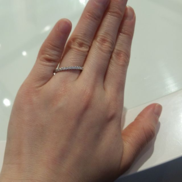 【FOREVERMARK(フォーエバーマーク)の口コミ】 シンプルなハーフエタニティリングを探していたので、紹介してもらいまし…