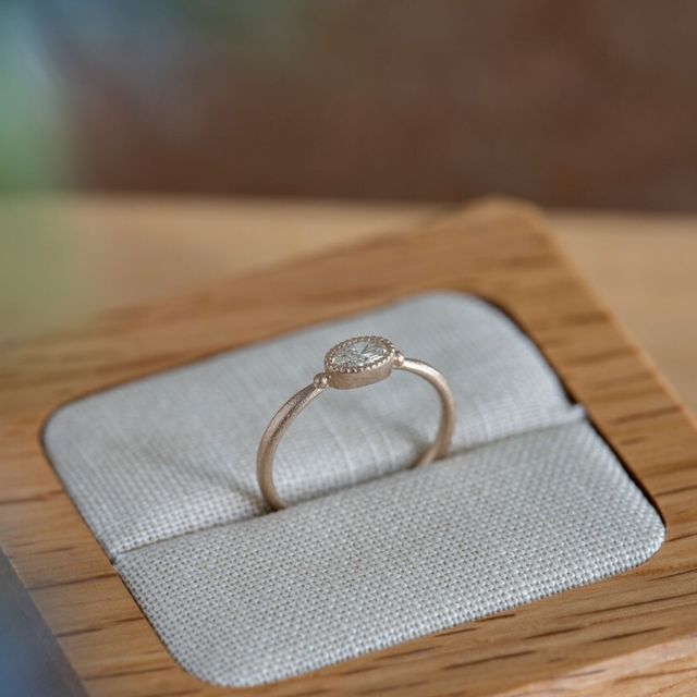 【Cayof(カヨフ)の口コミ】 いわゆる婚約指輪らしさというよりは、普段使いを求める人に向いているデ…