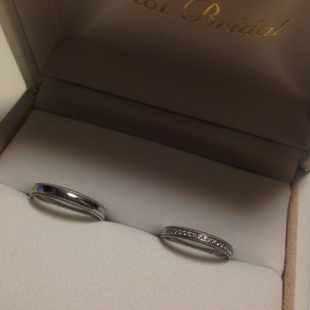 【PILOT BRIDAL(パイロットブライダル)の口コミ】 ミル打ちのデザインがとっても気に入りました。年齢を重ねてもつけ続けら…