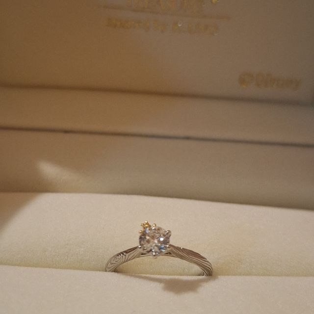 【ケイウノ ブライダル(K.UNO BRIDAL)の口コミ】 ディズニーデザインの中でもプーさんが全身でダイヤを支えているところが…