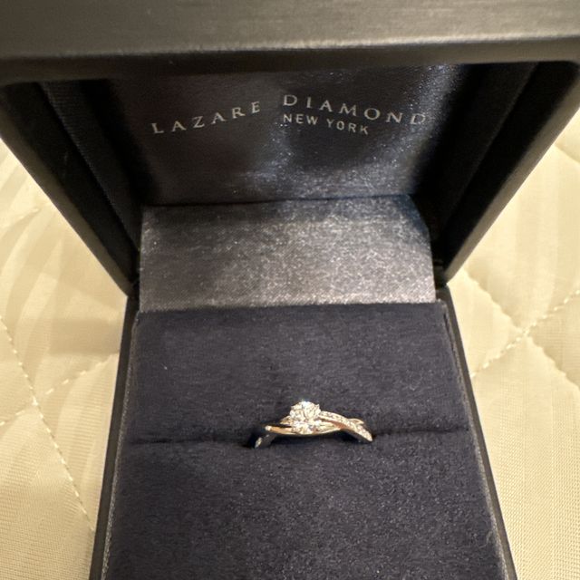 【ラザール ダイヤモンド(LAZARE DIAMOND)の口コミ】 ダイヤモンドを際立たせるための装飾ががとても綺麗です。
また、多くの指…