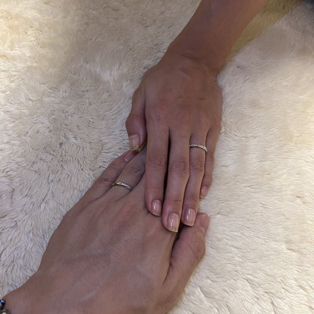 【銀座ダイヤモンドシライシの口コミ】 男性側の指輪が、マッド素材を使っていて、シンプル過ぎないデザインがGoo…