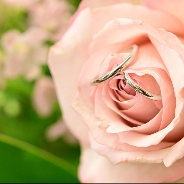 【アイプリモ(I-PRIMO)の口コミ】 婚約指輪は彼が私との思い出のエピソードのアイテムである花束をメインと…