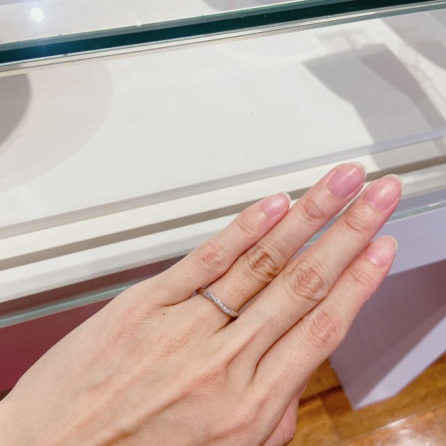 【JEWELRY STUDIO Advance(ジュエリースタジオアドバンス)の口コミ】 なめらかなVラインとセンターのダイヤモンドが女性らしく上品でとても惹か…