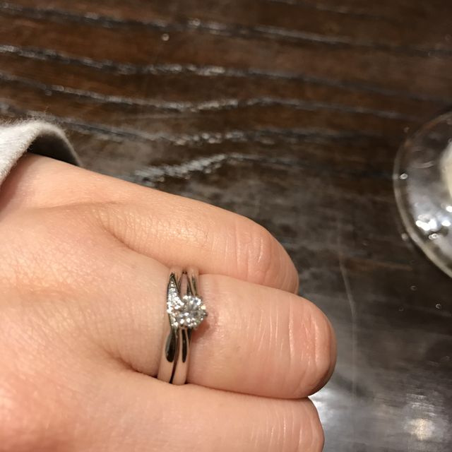 【銀座ダイヤモンドシライシの口コミ】 理想にあった可愛らしい上品なデザインだったから
婚約指輪との相性がよか…