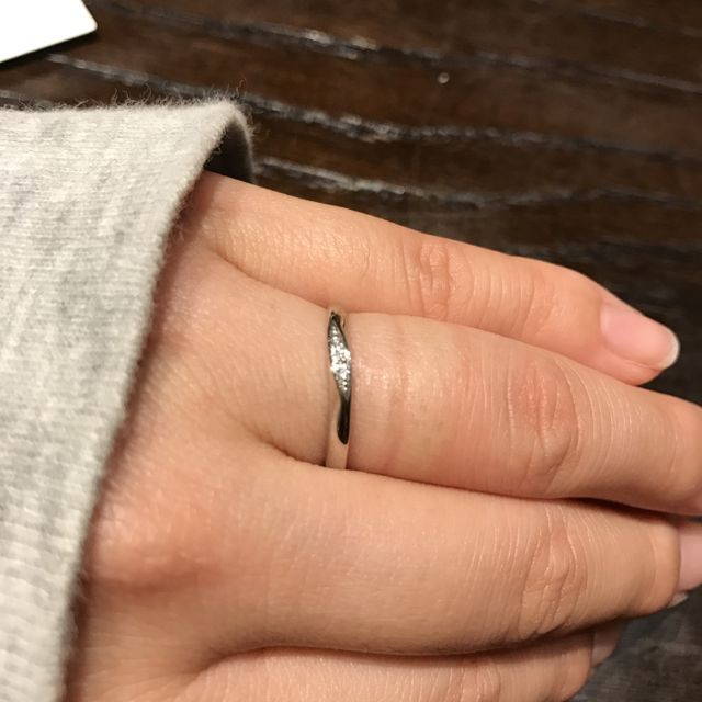 【銀座ダイヤモンドシライシの口コミ】 理想にあった可愛らしい上品なデザインだったから
婚約指輪との相性がよか…