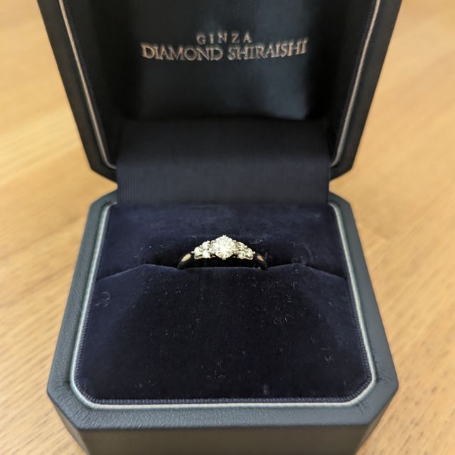【銀座ダイヤモンドシライシの口コミ】 サイドにメレダイヤが３つずつありセンターダイヤをより綺麗に引き立たせ…