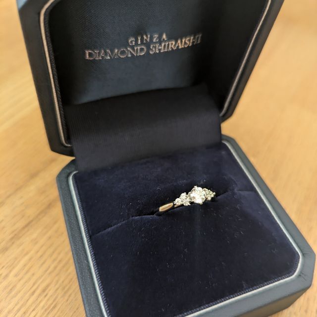 【銀座ダイヤモンドシライシの口コミ】 サイドにメレダイヤが３つずつありセンターダイヤをより綺麗に引き立たせ…