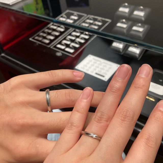 【エクセルコダイヤモンド(EXELCO DIAMOND)の口コミ】 形がウェーブになっていて柔らかい印象でした。
ミル打ちの加工が華やかで…