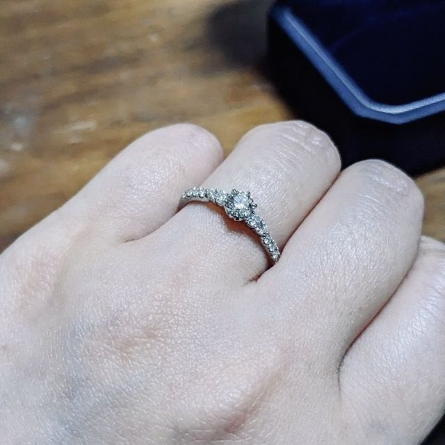 【銀座ダイヤモンドシライシの口コミ】 ダイヤがきらっきらですが、指輪自体はシンプルで飽きのこないデザインな…