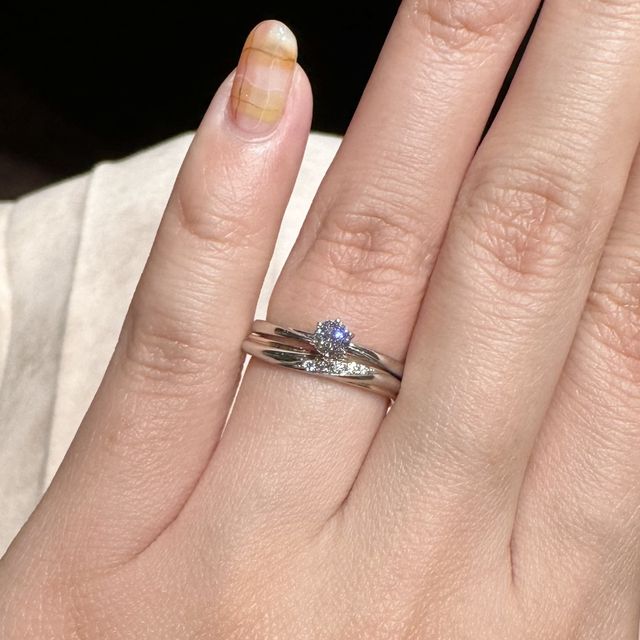 【ケイウノ ブライダル(K.UNO BRIDAL)の口コミ】 婚約指輪（他ブランド）と重ねて合う
結婚指輪を探していました。

出して…
