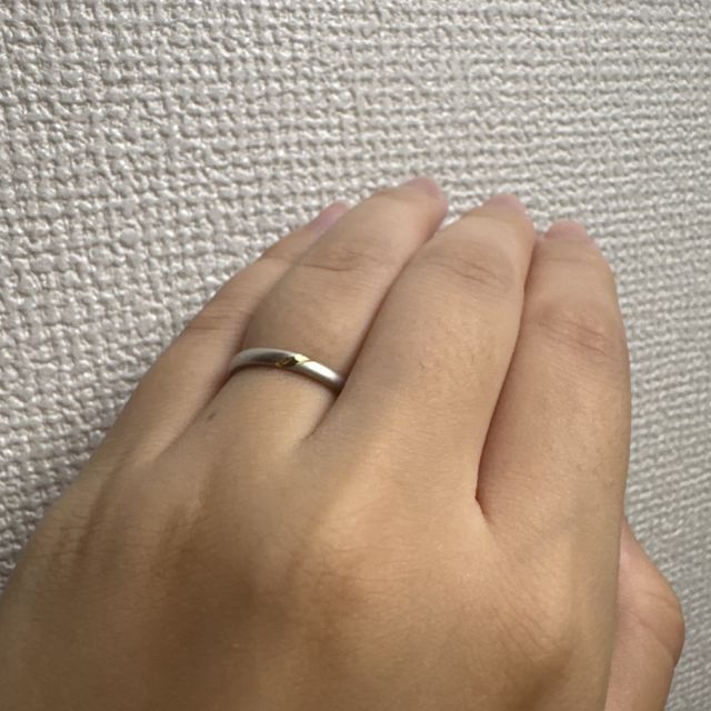 【mina.jewelry(ミナジュエリー)の口コミ】 指輪のデザインで真ん中にだけアクセントのように色を変えられるところに…