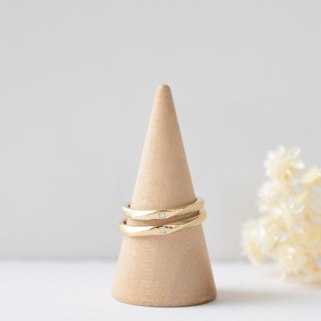 【CRAFY(クラフィ)の口コミ】 デザインのベースはメビウスのひねりの入った形にしました。
真ん中のダイ…