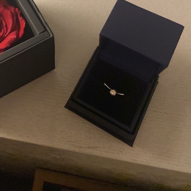 【銀座ダイヤモンドシライシの口コミ】 横から見てデザイン性がある婚約指輪がよい。カタログで調べて種類が多い…