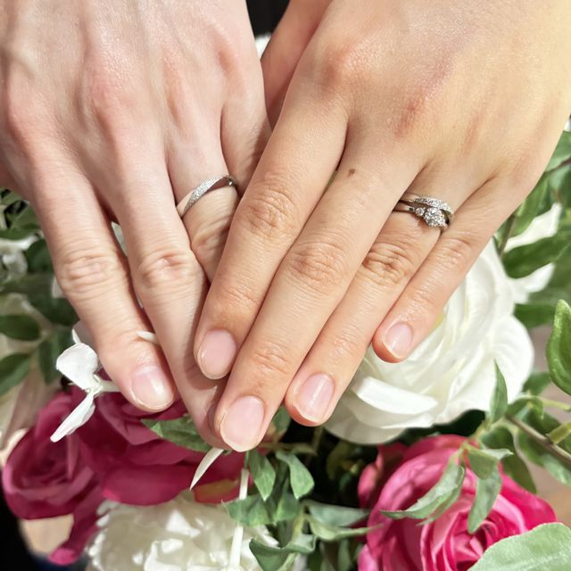 【TANZO.(鍛造指輪)の口コミ】 Vカーブとウェーブで統一感を出したところ、ダイヤの数を増やしてウェーブ…