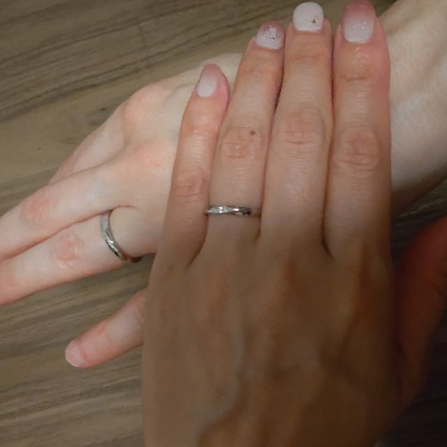 【4℃ BRIDAL(ヨンドシーブライダル)の口コミ】 素材: プラチナ950
一生、毎日つける指輪なので、プラチナの中でも強度が…