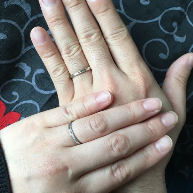 【銀座ダイヤモンドシライシの口コミ】 ストレートデザインの指輪で、斜めにラインが入っているところが気に入り…