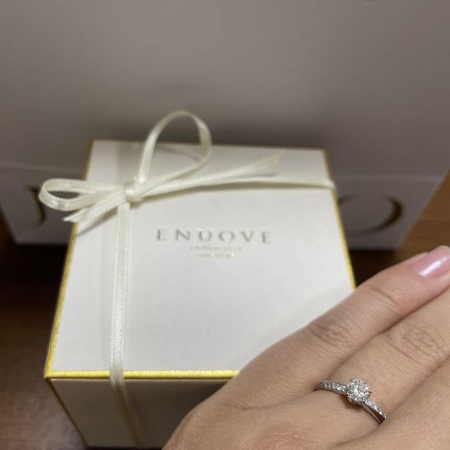 【ENUOVE(イノーヴェ)の口コミ】 メレの入っている角度が
正面からも横から見たときも
キラキラするベスト…