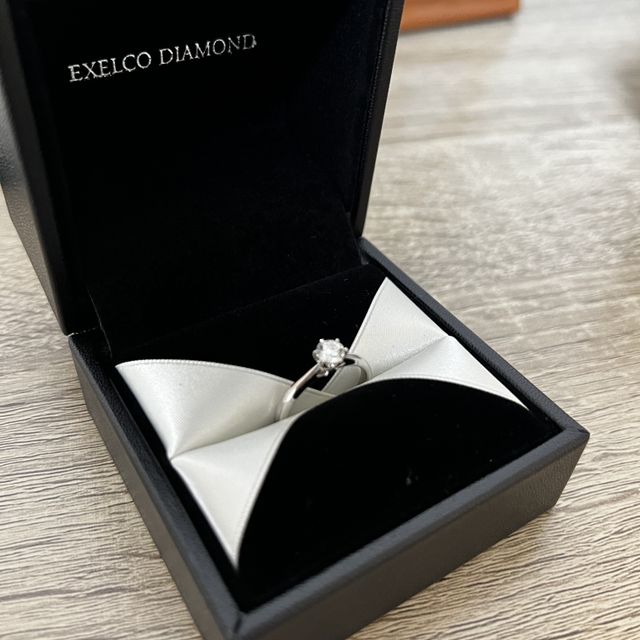 【エクセルコダイヤモンド(EXELCO DIAMOND)の口コミ】 シンプルなストレート型の指輪ですが、横から見た時の形、横顔がとても綺…