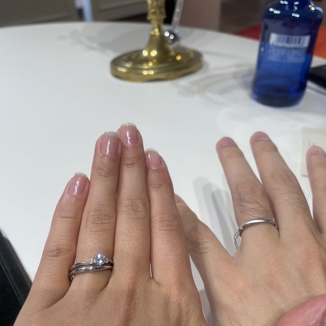 【BRILLIANCE+(ブリリアンスプラス)の口コミ】 センターのダイヤモンドに向かって指輪が細くなりながらS字のウェーブを描…