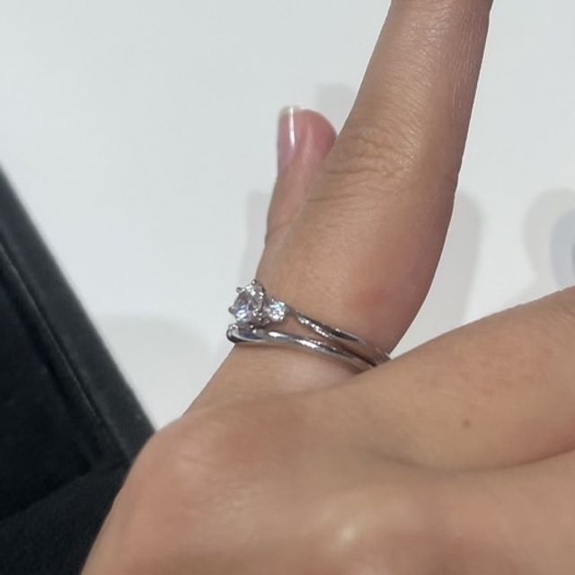 【BRILLIANCE+(ブリリアンスプラス)の口コミ】 センターのダイヤモンドに向かって指輪が細くなりながらS字のウェーブを描…
