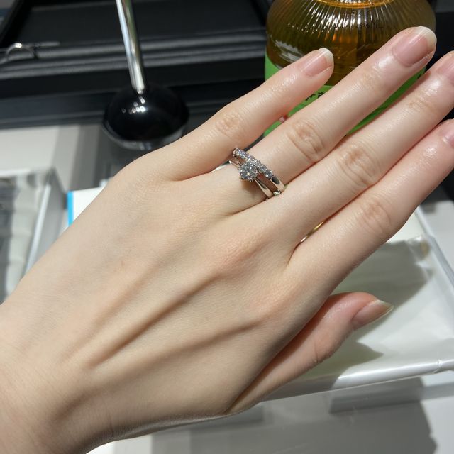 【エクセルコダイヤモンド(EXELCO DIAMOND)の口コミ】 他と被らない個性的なデザインです。真上から見た可愛さに加えて、横から…