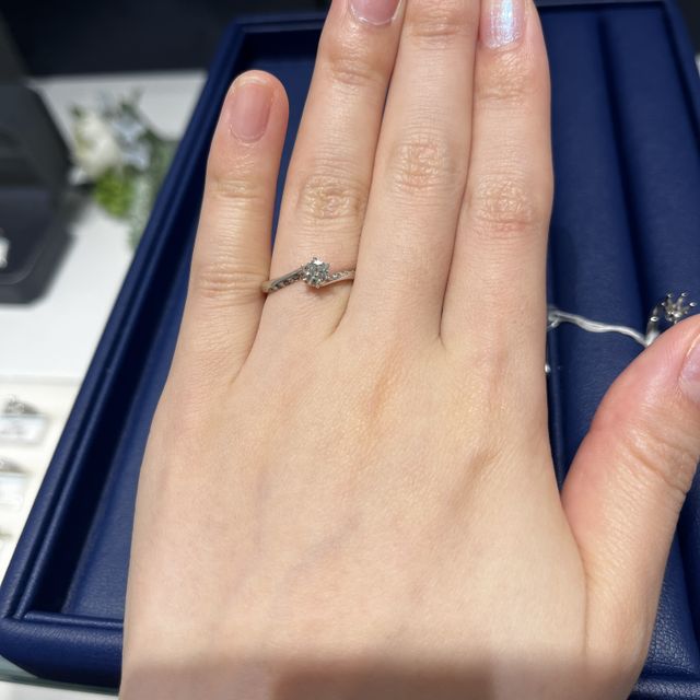 【銀座ダイヤモンドシライシの口コミ】 ウェーブのデザインで探していましたが、こちらは特に指が細く見え中央の…