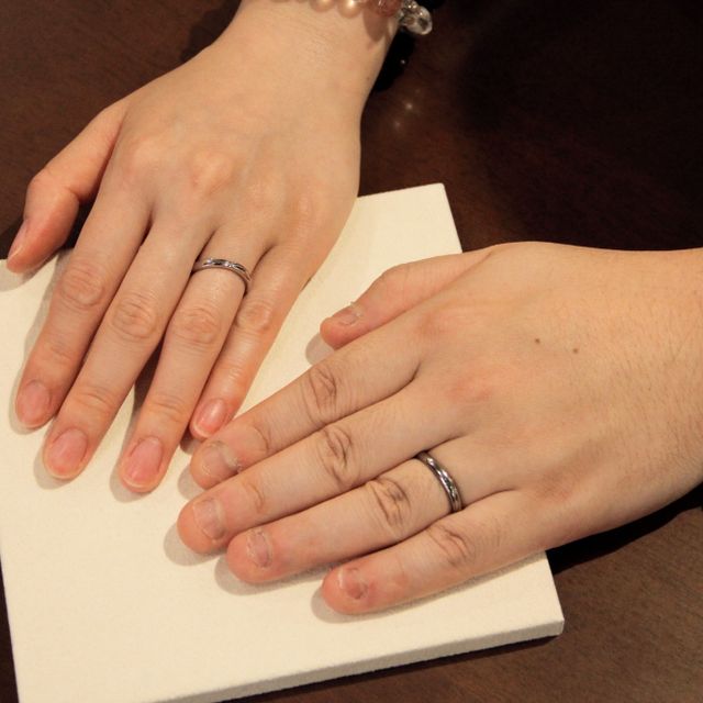 【Aroode(アローデ)の口コミ】 金属アレルギー対応でシンプルなデザインです。
ウェーブなので着用時やや…