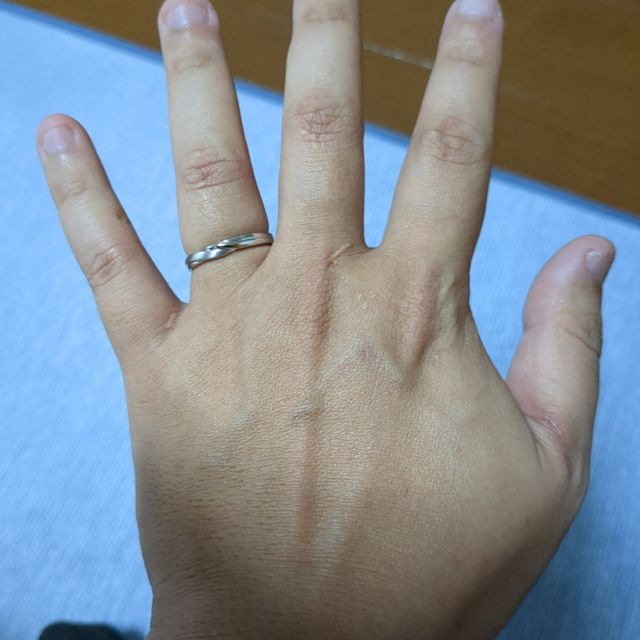 【エクセルコダイヤモンド(EXELCO DIAMOND)の口コミ】 デザインはカッコイイと思いました。ダイヤモンドも輝いていて、つけ心地…