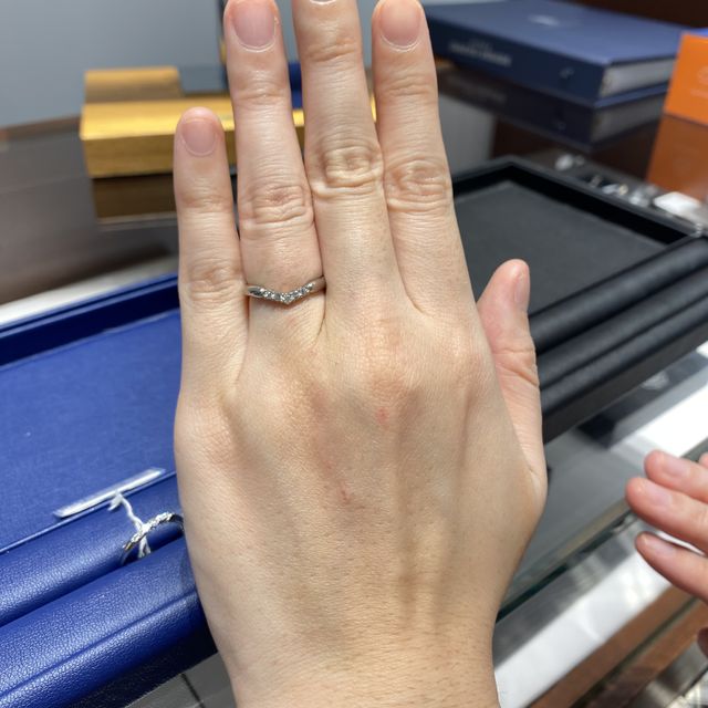 【銀座ダイヤモンドシライシの口コミ】 指輪のデザインがアーチ型(V字)になっているものを探していて、V字の指輪…