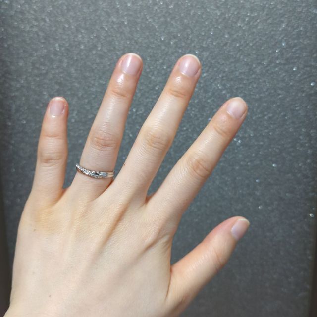 【エクセルコダイヤモンド(EXELCO DIAMOND)の口コミ】 他には見たことないデザインで、波打った感じで左側にダイヤがあしらわれ…