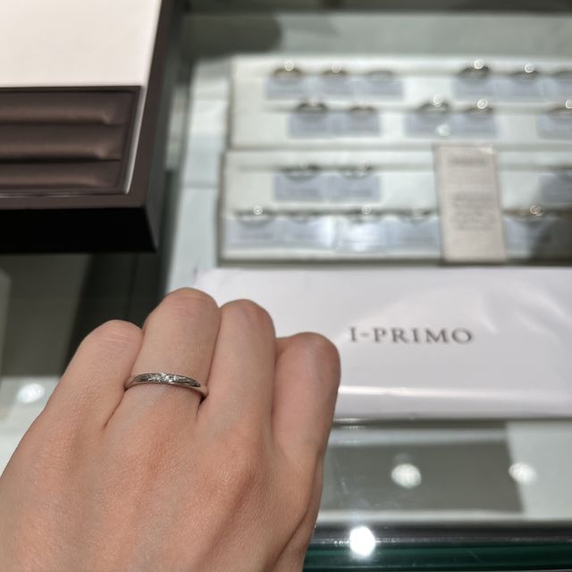 【アイプリモ(I-PRIMO)の口コミ】 指輪のデザインがシンプルなデザインだが、ダイヤモンドが3つ入っていて、…
