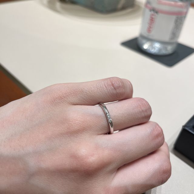 【ティファニー(Tiffany & Co.)の口コミ】 ダイヤモンドが3つ入っていて、輝きがあり、付けていると気分が上がる。シ…